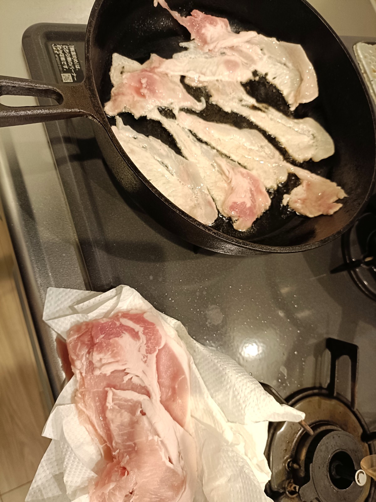 フライパンで豚ロースを焼いている途中の様子