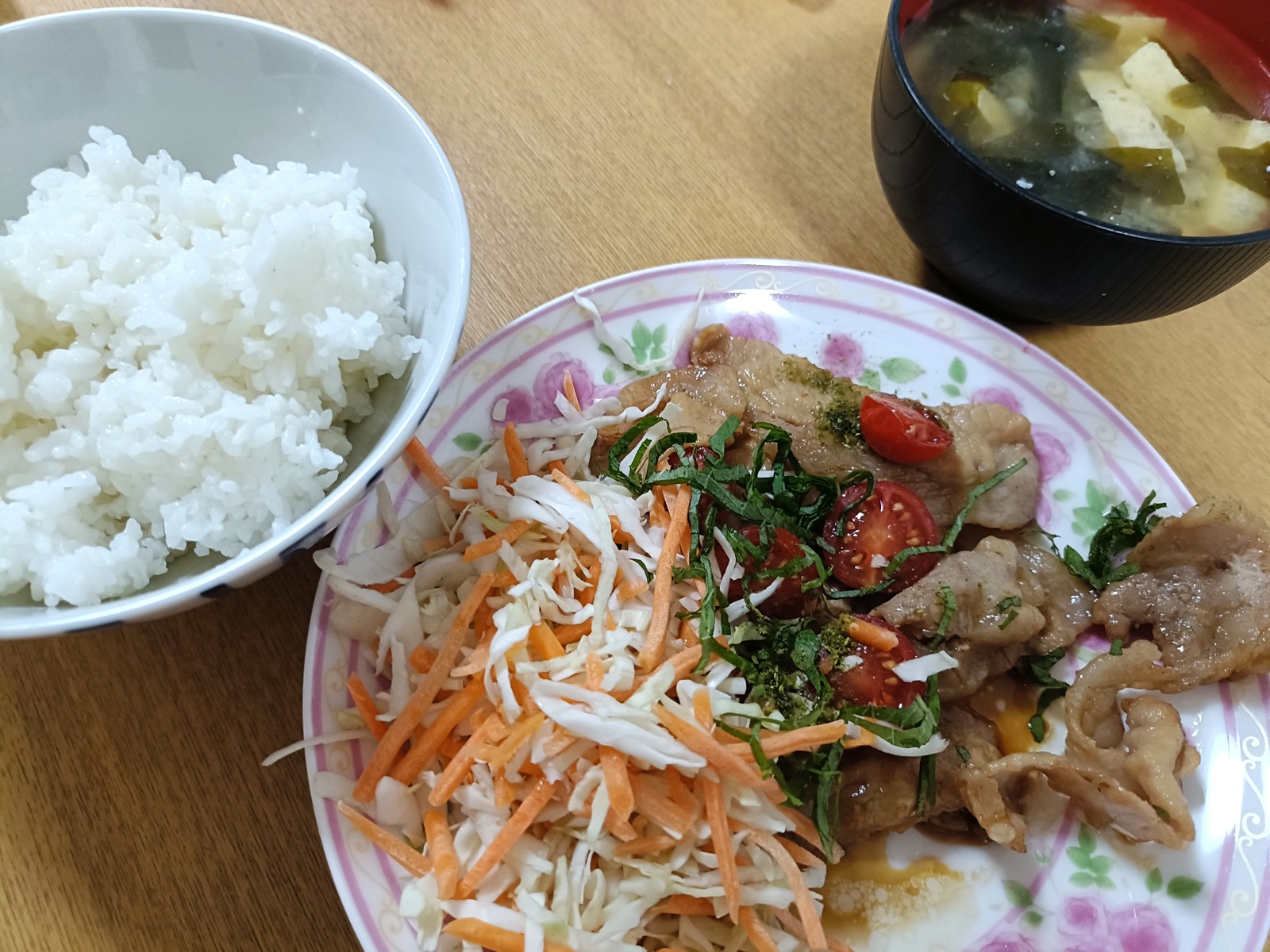 豚ロースのトマト照り焼きと白いご飯、汁物を並べた食卓