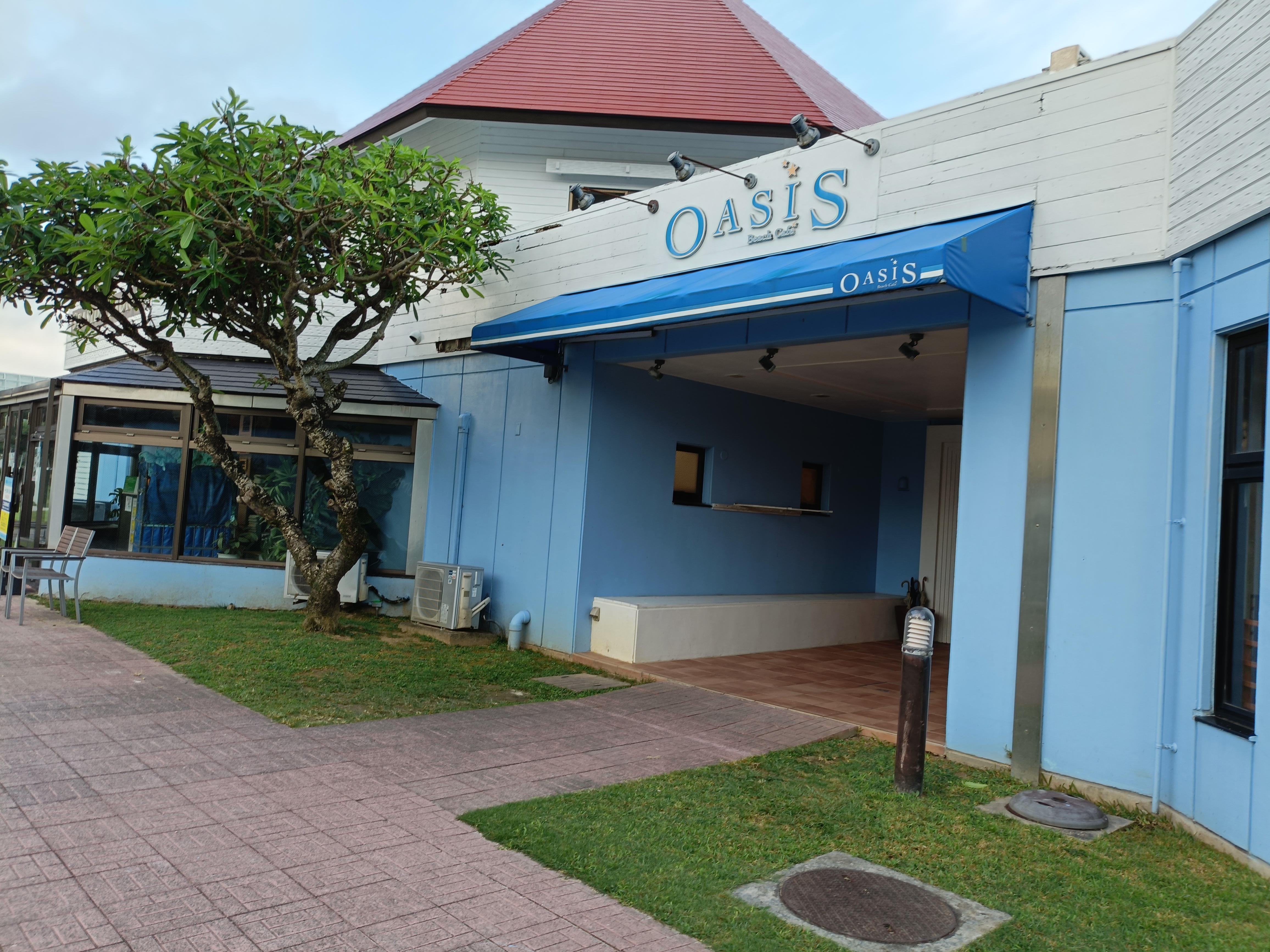 青と白の外観が目印のOasis入口