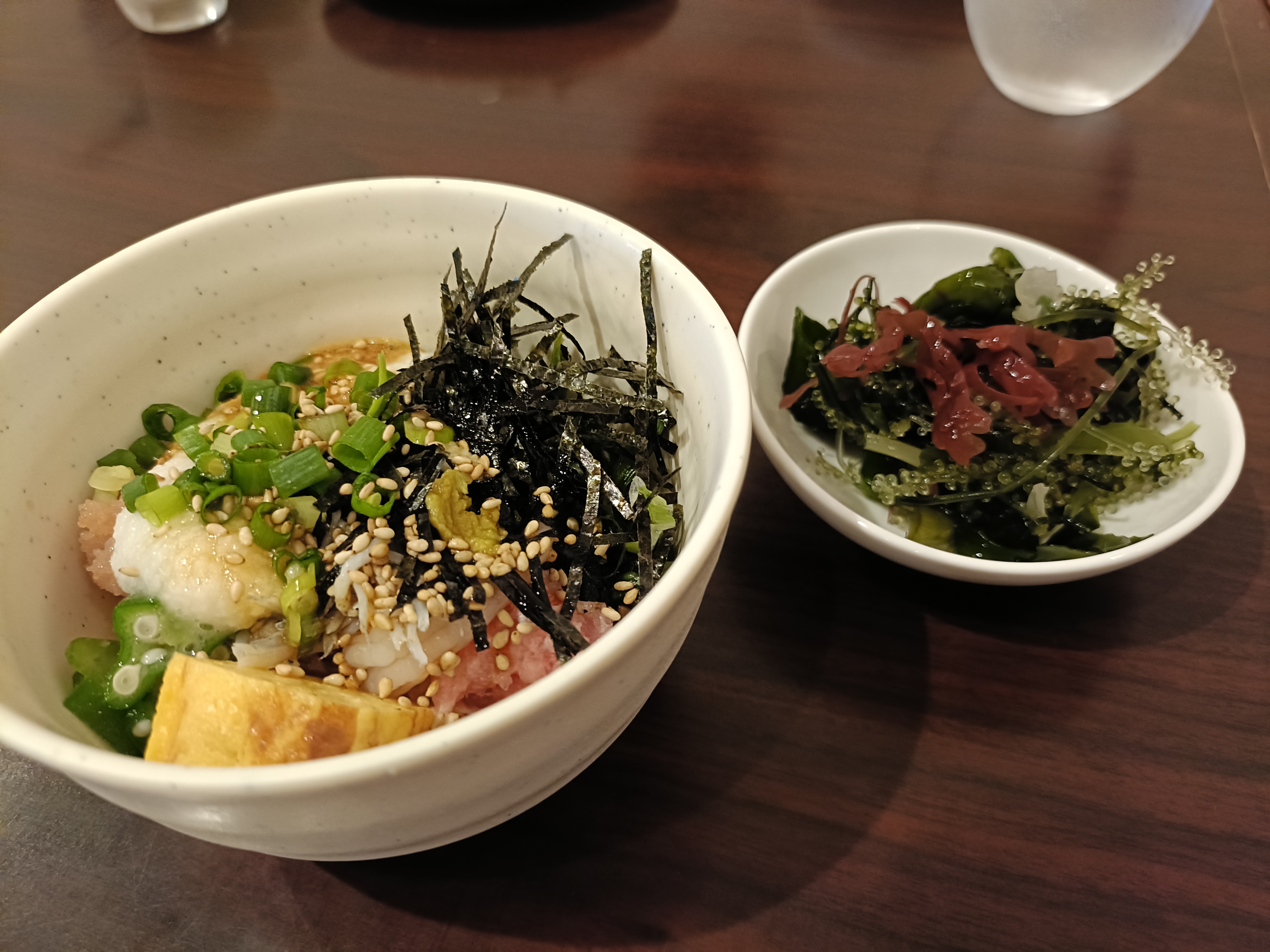 具材を盛った朝食の丼と海藻の小鉢