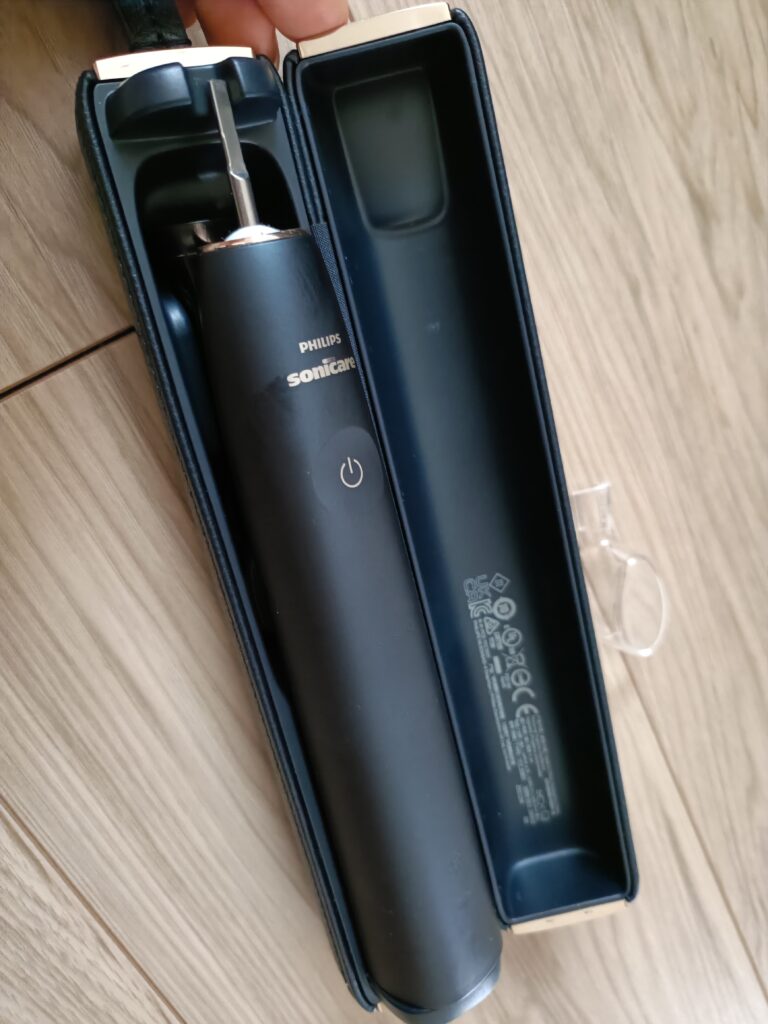 ブラシヘッドを外したソニッケアー9900本体を開いた旅行用ケースに収めた写真