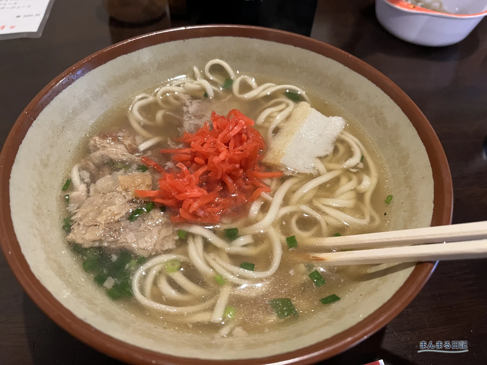 沖縄料理あさひでいただいた、紅しょうがをのせたそば