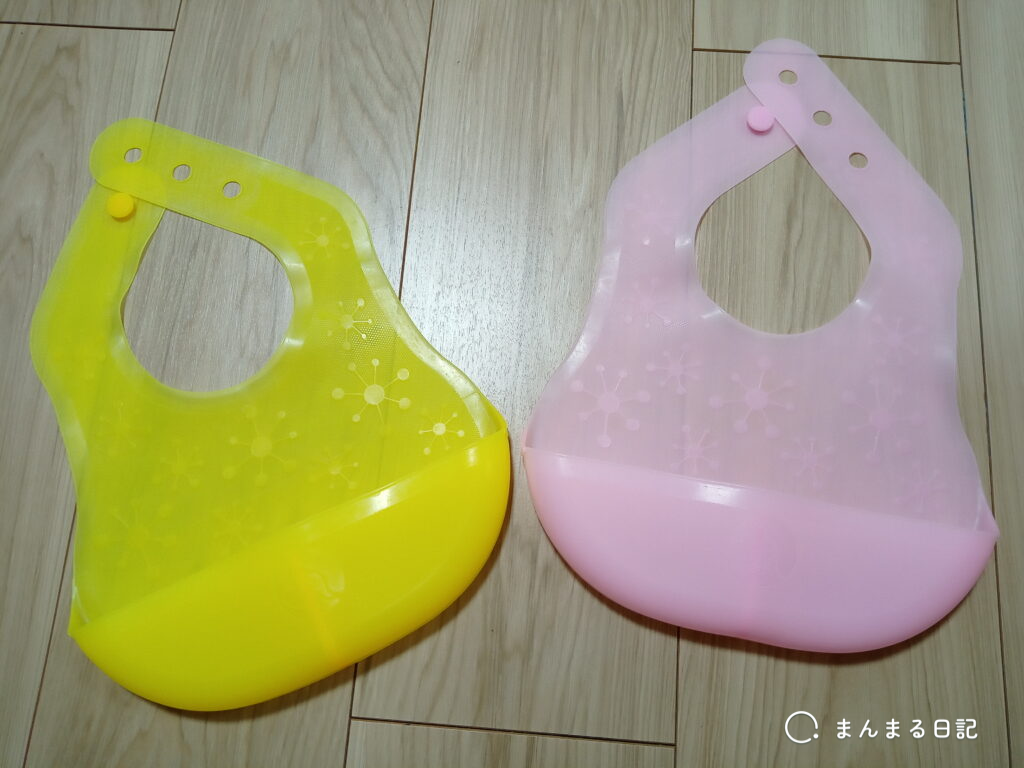 家と保育園で共用する黄色とピンクのお食事エプロン2枚
