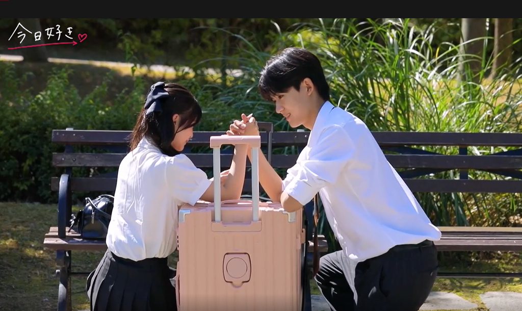 屋外で腕相撲をする場面