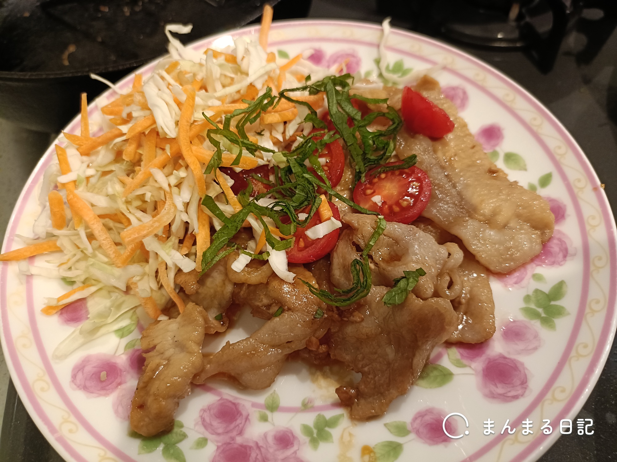 お皿に盛り付けた豚ロースのトマト照り焼き