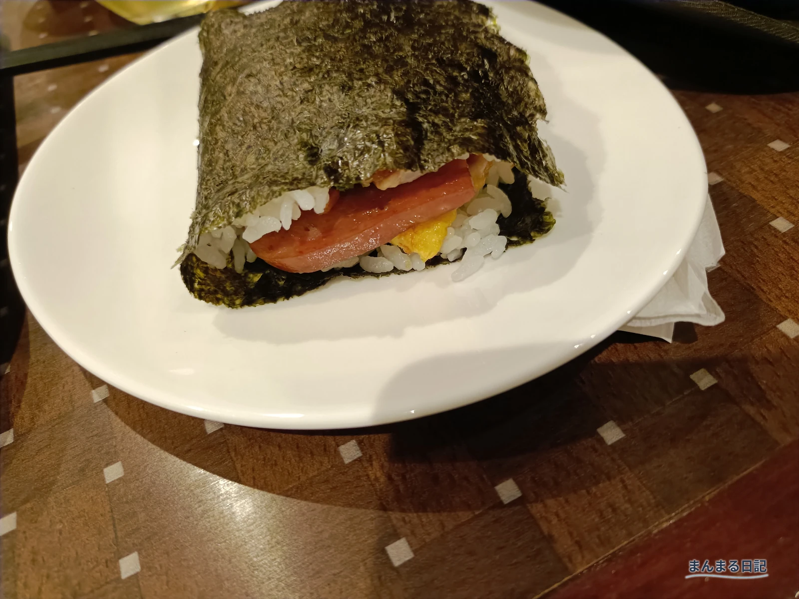 海苔でご飯・ポーク・卵を挟んだポークたまご