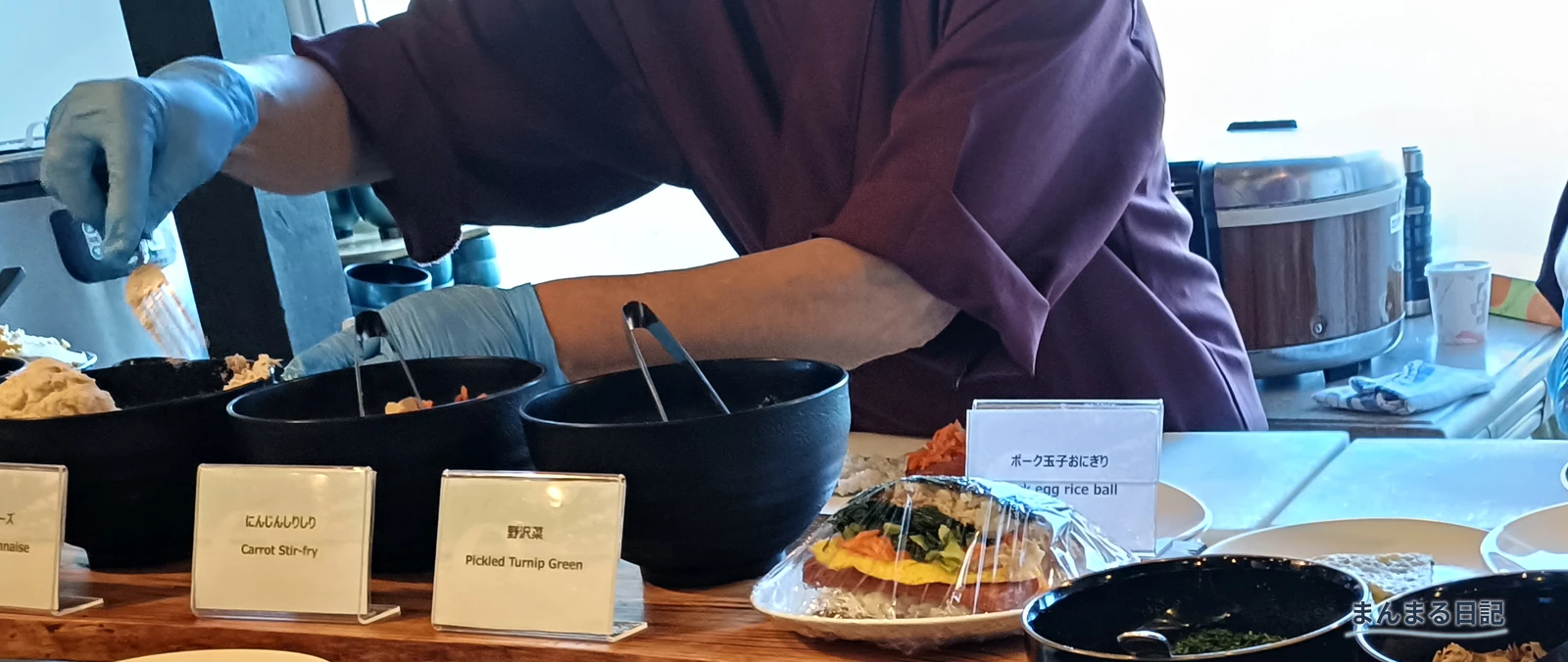 ポークたまごを目の前で作ってもらえる調理台とスタッフの手元