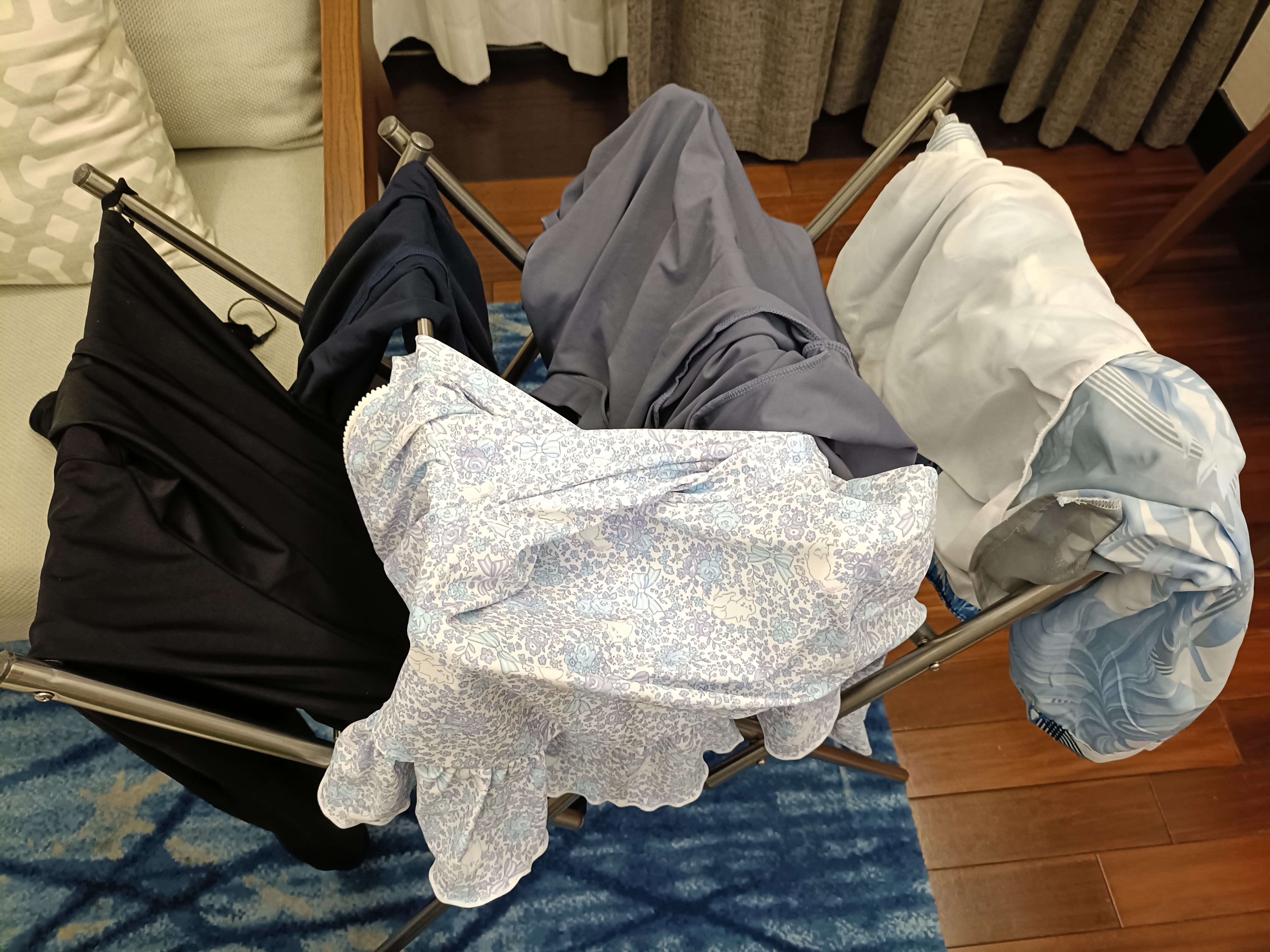 客室の物干しに水着やラッシュガードを干した様子