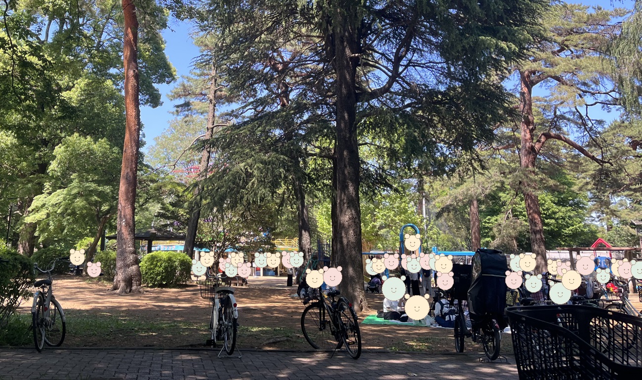 大宮公園の遊具周辺。来園者の顔はスタンプで保護